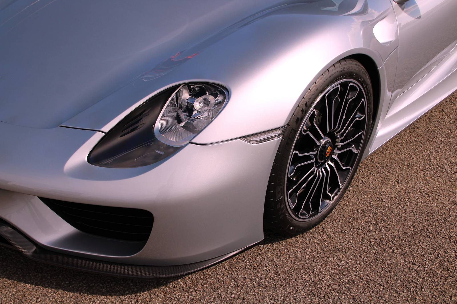 Silver Porsche 918 Spyder, front detail